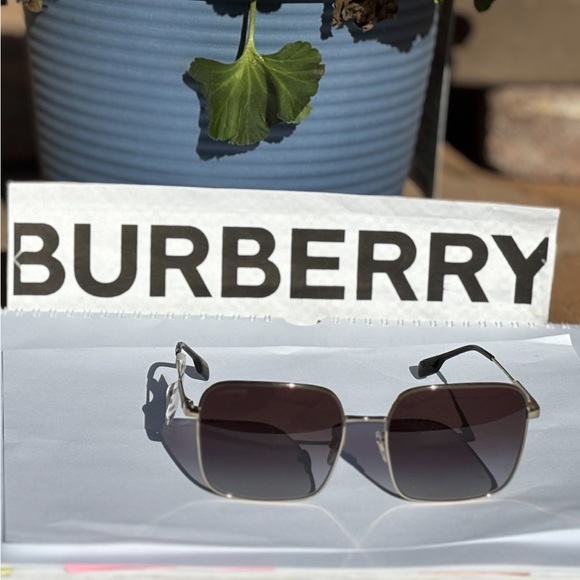 New Burberry B3133 1109/8E Daphne Gold Square Sunglasses - Picture 2 of 13
